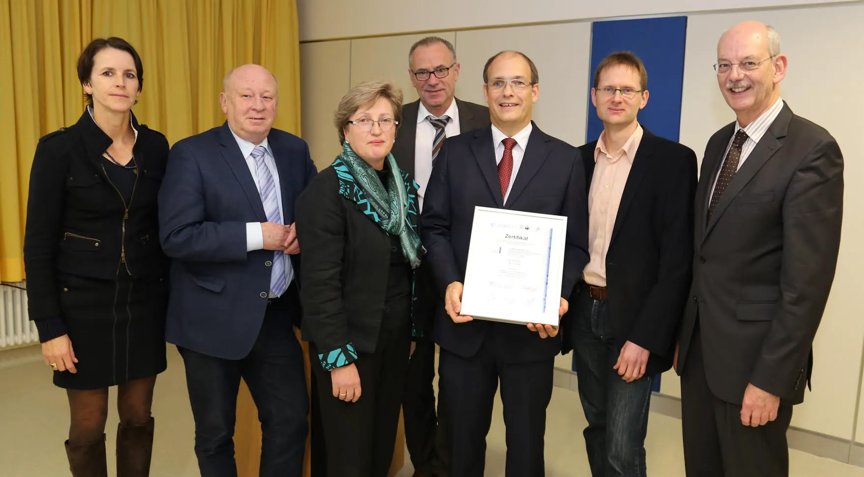 Freuen sich über die erfolgreiche Zertifizierung: v. l. Katja Streckbein, Kaufmännische Direktorin der Lahn-Dill-Kliniken, Wolfgang Schuster, Landrat des Lahn-Dill-Kreises, Andrea Tönges, Leiterin der Abteilung Risiko- und Qualitätsmanagement der Lahn-Dill-Kliniken, Dr. Norbert Köneke, Medizinischer Direktor der Lahn-Dill-Kliniken, Professor Dr. Jan Schmitt, Chefarzt des Zentrums für Orthopädie und Unfallchirurgie an den Lahn-Dill-Kliniken, Dr. med. Kai-Peter Drastig, Oberarzt der Klinik für Orthopädie und Unfallchirurgie am Klinikum Wetzlar und Richard Kreutzer, Geschäftsführer der Lahn-Dill-Kliniken. Foto: Lahn-Dill-Kliniken